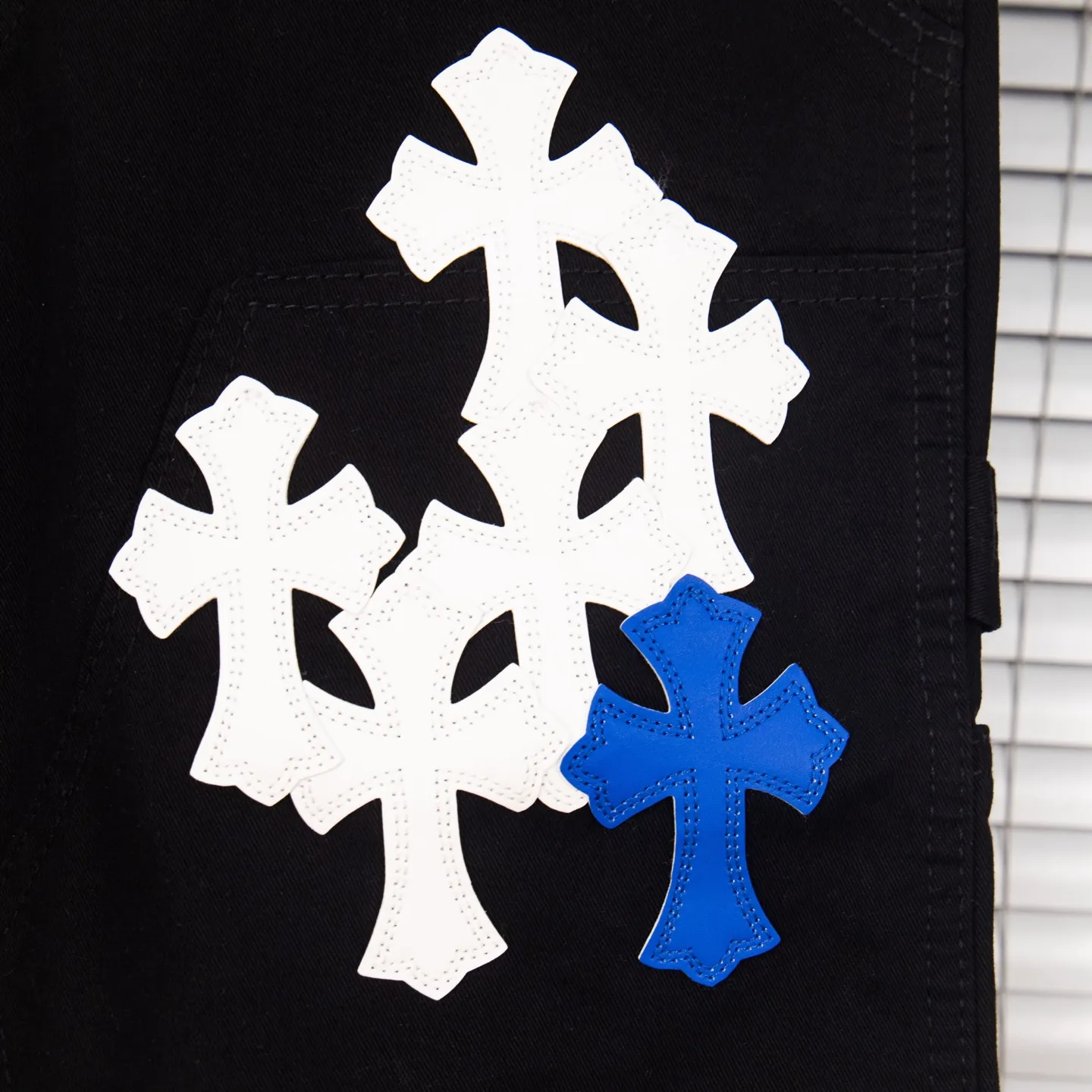 P260 Chrome Hearts Chrome Hearts black denim with white and blue multi-leather hot jeans. CH jeans need to be washed and then disassembled and hand-stitched with sheepskin cross leather and then spliced ​​to complete. The whole piece has too many craftsmanship to explain. The patchwork cross pattern is embellished, and the high-waisted washed jeans! ! Absolutely high-end luxury products, god-level single products, super popular products, made with top heavy industry, a magic weapon that cannot be missed. About Kroxin This is an extremely luxurious fashion brand, which can also be called the aristocrats of the high street. It has always been an exclusive brand for some hipsters or rich second generation. Compared with ordinary high streets, it is more luxurious and noble. Compared with luxury brands, it has a more fashionable personality and has always been a brand that I have a special liking for. Style number: 1765# Color: black Size: 28 30 32 34 36